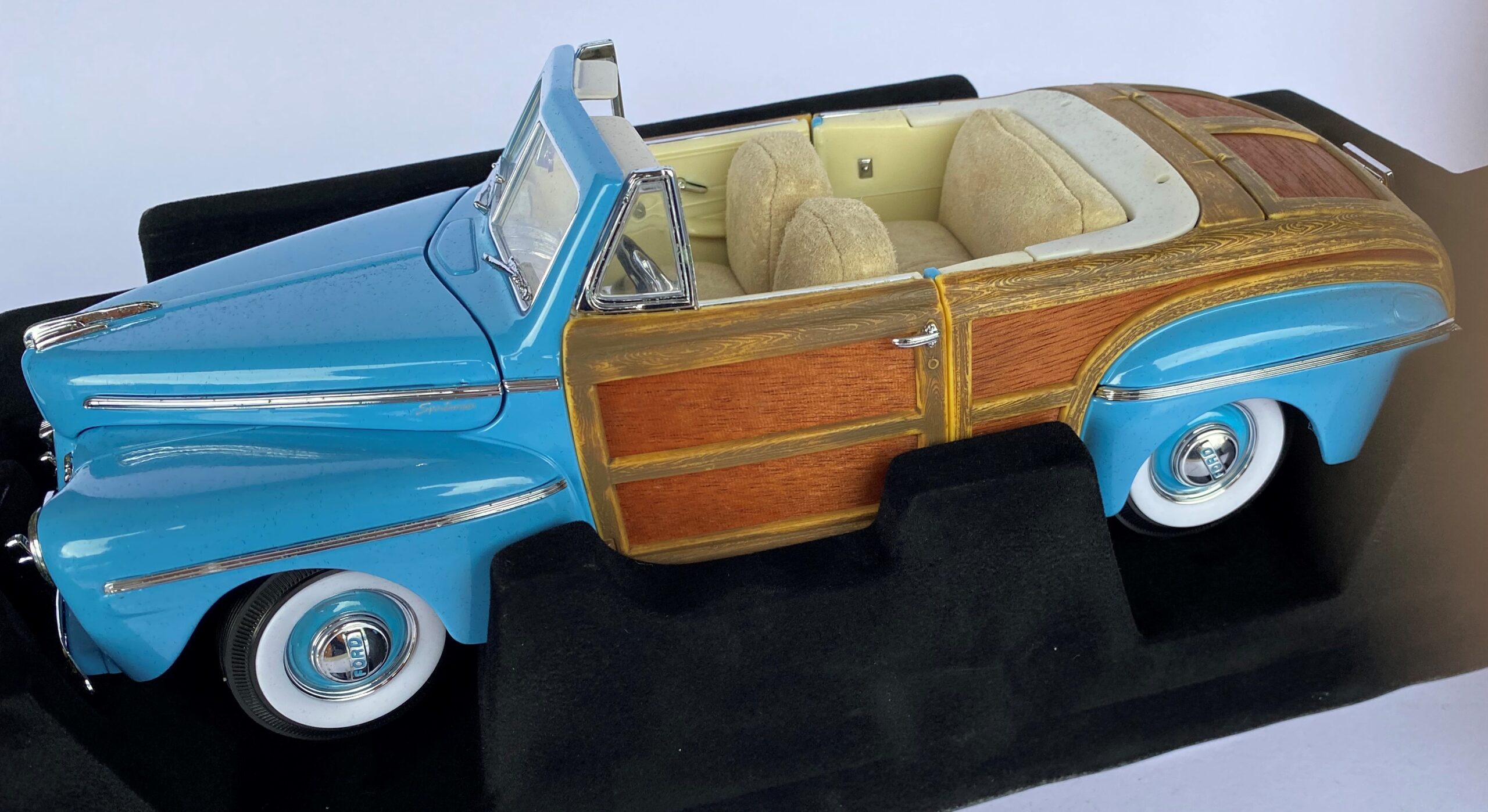 1/18 1946 Ford Sportsman ミニカー 1946 Ford Sportsman Woody Black 1/18 Diecast Model Car by