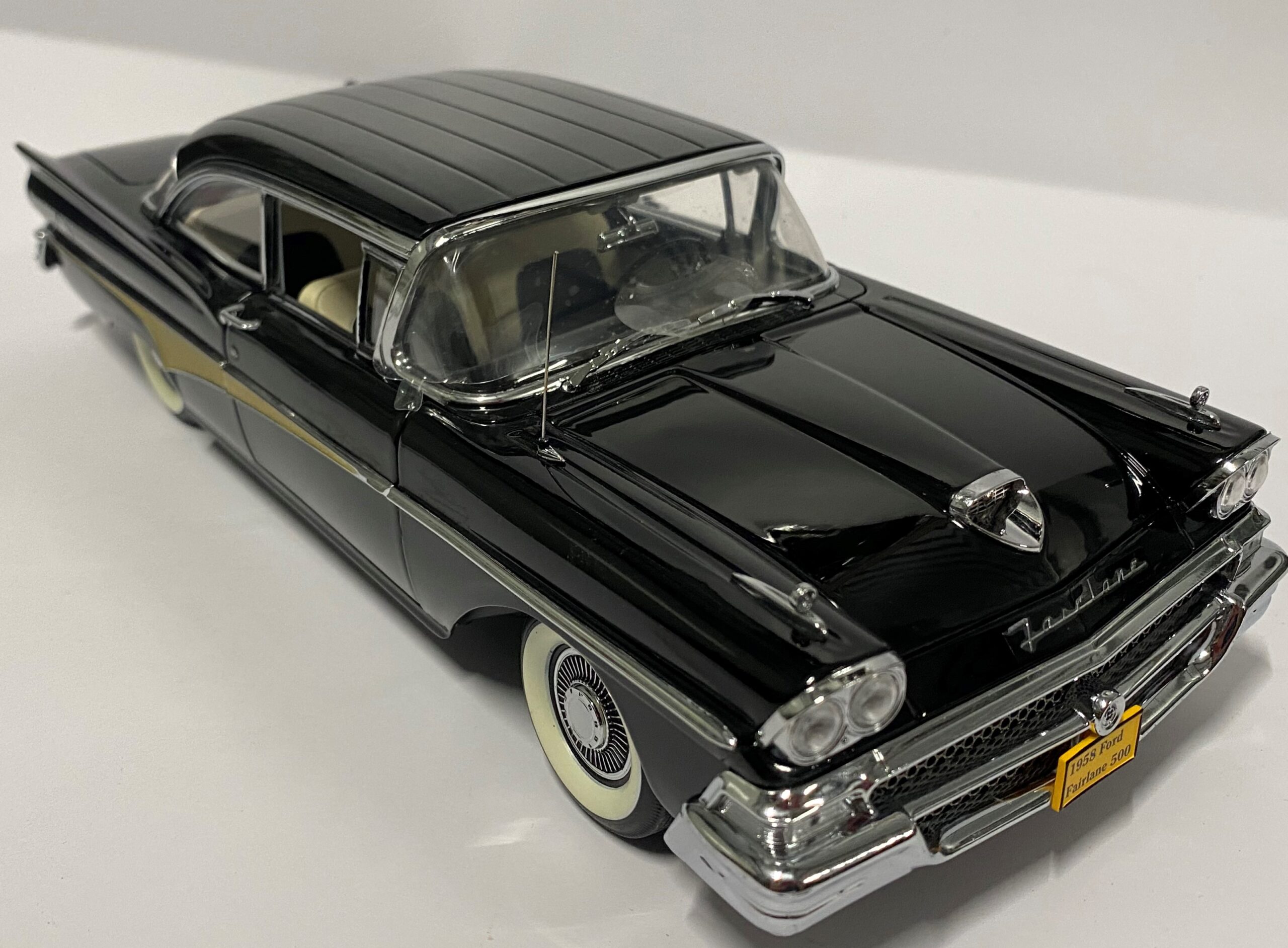Sunstar Platinum 1958 Ford Fairlane Hardtop 1:18 #539 - Big