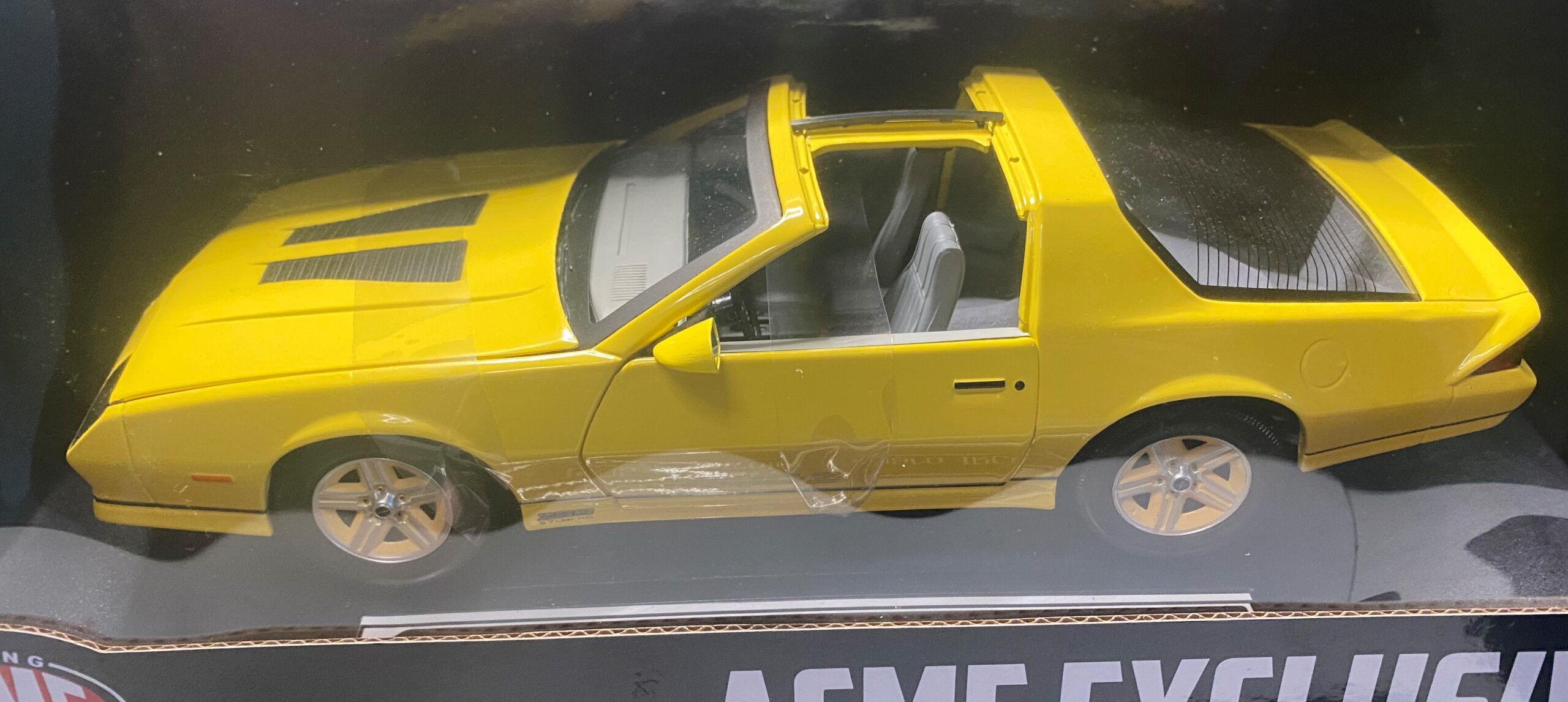 Sunstar ACME 85 Camaro IROC Z 1 18 Big Bill s Die Cast sunstar-acme-85-camaro-iroc-z-1-18-big-bill-s-die-cast